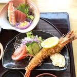 千元 - 料理写真:人気の海老フライと刺身がひとつになった昼御膳