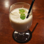 ガネーシュ - 季節のラッシー(650円) この日はりんご