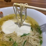 黄金の塩らぁ麺 ドゥエイタリアン - 