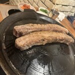 わら火 - 藁で燻製された茶色い肉