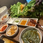 Warabi - 最初に提供される野菜と小皿　全ておかわり自由