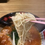 元祖トマトラーメンと辛麺と元祖トマトもつ鍋 三味 - 麺は見慣れた細麺ストレート