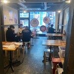 元祖トマトラーメンと辛麺と元祖トマトもつ鍋 三味 - 店内