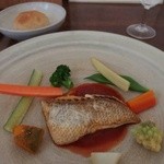Nukumori - 生野菜と蒸し野菜、真鯛のグリル・トマトソース添え