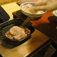 ぼたん - 初めは仲居さんが鍋奉行。