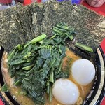 家系総本山 吉村家 - 中チャーシュー、TPほうれん草、のり、くずれ味玉