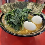 家系総本山 吉村家 - 相変わらずのほうれん草の多さで、チャーシューは見えません。そして破格のくずれ卵（１つ10円ですよ）嬉し〜