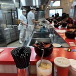 家系総本山 吉村家 - 清潔感ある調理場と一心不乱に啜る様子