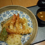 ソラエ・ダイニング 海鮮 七菜彩 - 海老天丼、味噌汁付き