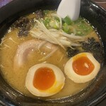 鋼 - トロッとしたスープのとんこつラーメン。