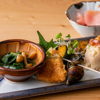 隨季節變化的“京都家常菜”和可供選擇的“京都豆腐皮荷包炸”