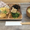 うみねこ食堂 - この日の献立は根室産真だらのみぞれあん、五目ひじき、松風焼(鶏ひき肉)、小松菜、漬物、キャベツ千切り、五穀米、豚汁。