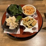 楽笑酒場呑んべゑ - おばんざい4種盛り（さきいか松の実人参しりしり、南瓜マカロニサラダ、ピーマン出汁漬け、レンコンと沢庵白和え）