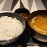 Sousaku Tonkatsu Goen - 炊きたてツヤツヤのご飯。硬めの炊き上げサイコーす。