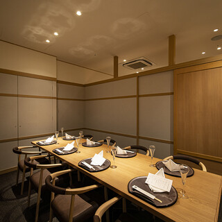You can enjoy your meal in a relaxed atmosphere in a high-quality private room with a table.