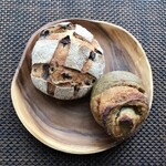 天然こうぼぱん とことこ - 出来立てアツアツのさぬきレザン　　　　　　　　　　3月のパン よもぎと黒糖クリームロール