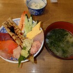 Isomaru Suisan - 海鮮こぼれ丼+生海苔味噌汁