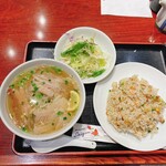 サイゴン - 注文したフォーボーと炒飯セットです。