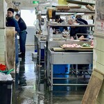 サスエ前田魚店　西小川店 - 大勢で魚を捌いています。