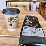 DONBASS COFFEE ROASTERS - ドリンク写真:コーヒー豆とサービスコーヒー