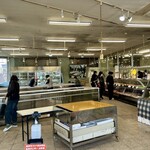 サスエ前田魚店　西小川店 - 平日でもお客はひっきりなし。