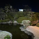 日本料理　雲海 - 庭園です。夜でもライトアップされて見えるのが嬉しいですね。