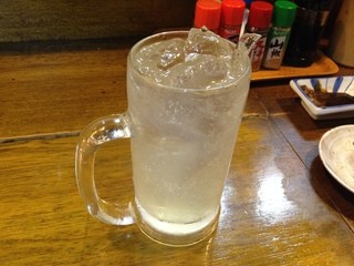 Jiyukai - 酎ハイレモン。毎回、凍らせたジョッキで出してくれます。ジョッキが大きく、焼酎も濃いです。