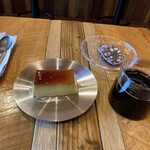 Iri coffee roastery - ホットドリップコーヒー ロブスタ 550円、クラシックプリン 660円、チョコサラミ 350円（いずれも税込）