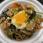 松屋 - 混ぜて温玉を割ると黄身がとろ〜。普通のビビンバより肉が多いので嬉しい！