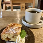 プルミエ・エタージュ - キャラメルりんごクランブルケーキ ¥700 + コーヒー ¥550