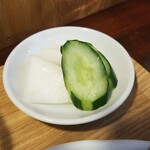 キッチン ブルー グローブ - お新香はカブときゅうり、２種類です