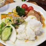 キッチン ブルー グローブ - ご飯、サラダ、お新香、スープ具材を乗せて