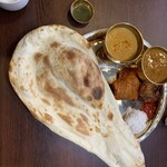 スパイスカレーキッチン居酒屋タラ - ね。前よりデッカくなってるでしょ、ナン。