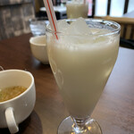 スパイスカレーキッチン居酒屋タラ - スパイスカレーには、ラッシーさんを。