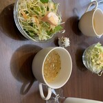 スパイスカレーキッチン居酒屋タラ 藤井寺店 - スープとサラダとラッシー。
