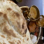 スパイスカレーキッチン居酒屋タラ - パパさんのセット。左側の小さな入れ物にあるのが、ハーブのオイル。