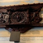 スパイスカレーキッチン居酒屋タラ - 孔雀さんがいらっしゃると言う事は、これは魔除けの壁飾りやね。