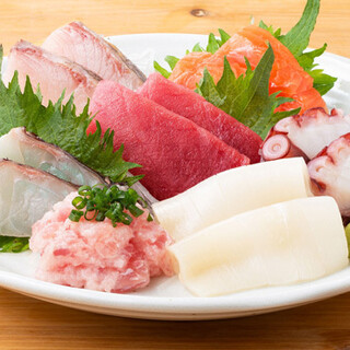 The fresh fish is sourced from Yonekawa Suisan, a long-established intermediate wholesaler in Toyosu, so it's fresh.