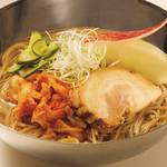 NOODLES BAZAAR - 【冷麺】お隣の国から本場の味！日本の冷麺の元祖である朝鮮半島のめん。味わい深い牛骨スープと「どんぐり粉めん」に、チャーシューや野菜、そしてキムチをトッピング。