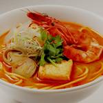 NOODLES BAZAAR - 【ラクサ】甘味とカレー味のベストマッチ！マレーと中国の食文化が混じり合った、独特のめん。ほんのり甘いココナッツミルクベースのスープに香辛料をふんだんに使ったカレー味。