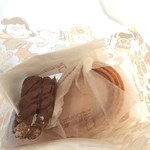 Mister Donut - まだまだ福袋のクーポンある。店内じゃなくて外のベンチで食べることにした。ここのミスドは窓がないので結構閉塞感ある。