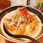 熱々肉汁餃子 あじくら - ★★★★赤煮干し鯛らーめん 850円 中太平打ち麺で 赤味噌だが鯛の香りがプーンと香る。1辛から4辛まであり 2辛にしてみたが それでもかなり辛いので要注意！