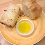 トラットリア フラテッリ ガッルーラ - 自家製タマネギのフォカッチャとメゾンブルーのパン