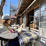 茶屋町カフェ - 奥の屋外席風景。