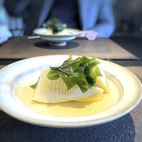 日本料理 TOBIUME - ◆走り「まっくろくろすけ」・・合馬の筍、若布（藍島） ビジュアルが美しい。若布ちゃんも変身しましたね。^^
