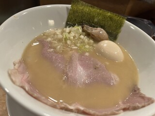 Ichimentenni Tsuuzu - 牡蠣醤油ラーメン　煮玉子
