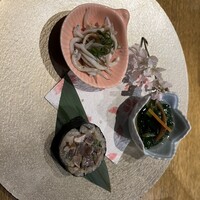 しゃにむに 心斎橋本店 - お通し　青菜の浸し、鰹の巻き寿司、シラスポン酢