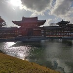 中村藤吉本店 - 平等院は入ってすぐに、10円玉の裏に描かれてる建造物＝鳳凰堂が見えます。太陽の光の入り具合故か、何だか神々しい写真が撮れちゃいました笑