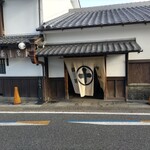 中村藤吉本店 宇治本店 - 絵になる店構えですよねぇ。店内は物販エリアと、中庭？を隔てたイートインエリアとに分かれていて、物販エリアは昔の蔵をそのまま活かしたような作りになってました。