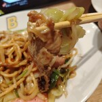 食堂 シノダB作 - 皿うどんの実食。
      こってりで具だくさん。
      僕が好きなやつ。
      焦げ目が付いた麺が美味しい。